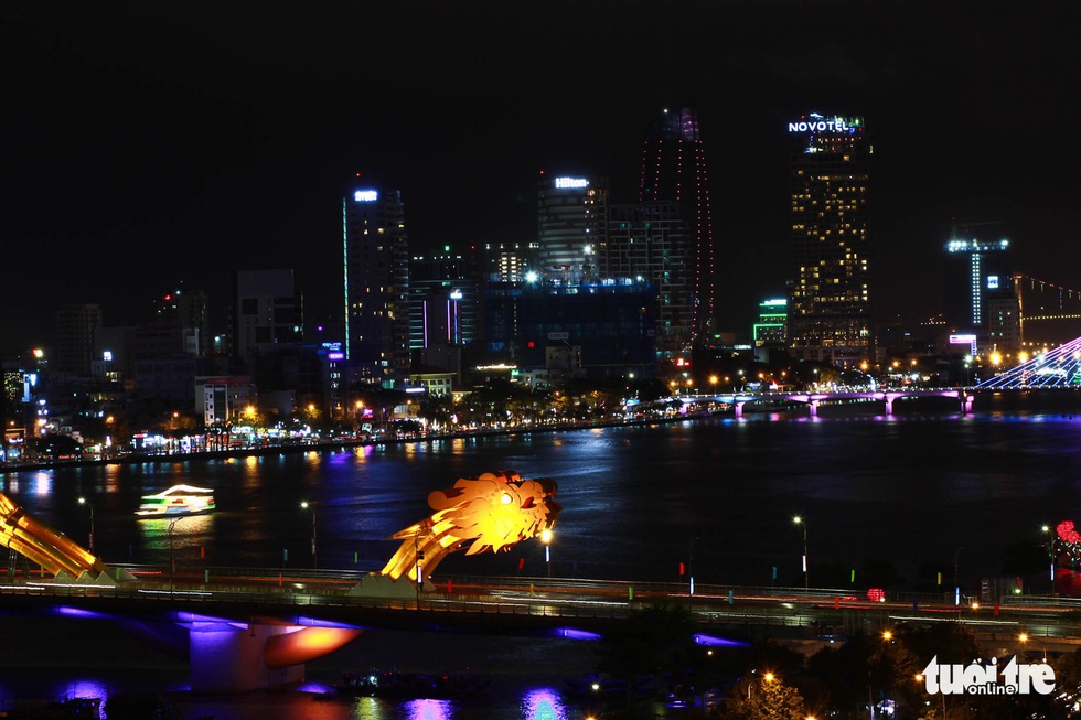 Pháo hoa rực trời Đà Nẵng kỷ niệm 22 năm trực thuộc trung ương - Ảnh 5. Pháo hoa rực trời Đà Nẵng kỷ niệm 22 năm trực thuộc trung ương - Ảnh 5.