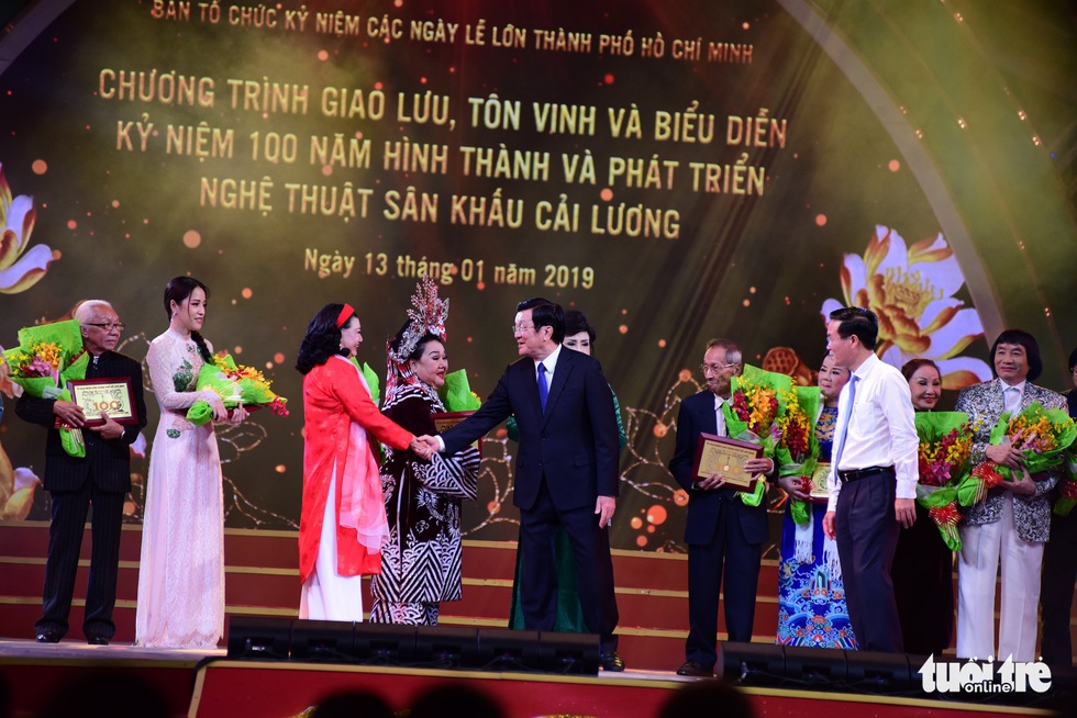 Xuống phố đi bộ mừng 100 năm sân khấu cải lương - Ảnh 2. Xuống phố đi bộ mừng 100 năm sân khấu cải lương - Ảnh 2.