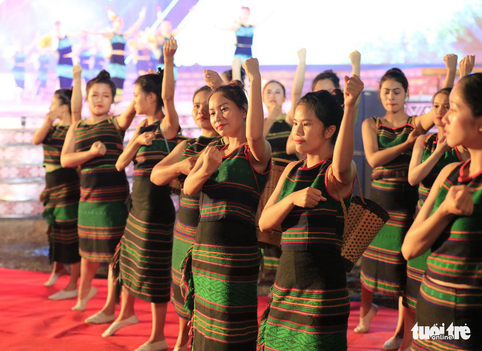 Thổ cẩm phải thành quà tặng của Thủ tướng trong các chuyến công du - Ảnh 5. Thổ cẩm phải thành quà tặng của Thủ tướng trong các chuyến công du - Ảnh 5.