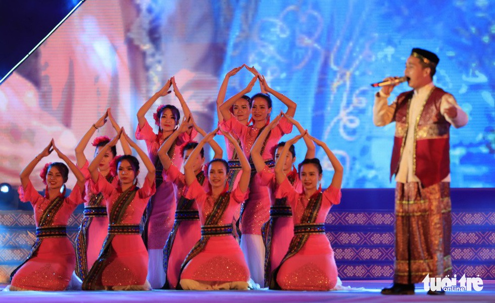 Thổ cẩm phải thành quà tặng của Thủ tướng trong các chuyến công du - Ảnh 2. Thổ cẩm phải thành quà tặng của Thủ tướng trong các chuyến công du - Ảnh 2.