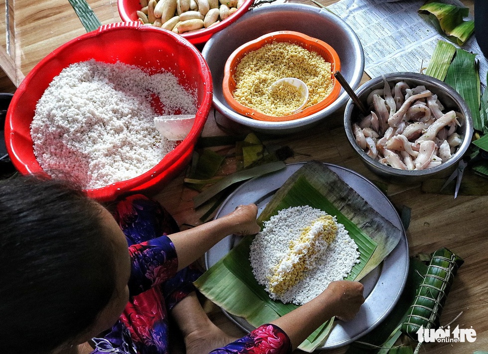 Sài Gòn chiều cuối năm hun hút khói bếp nấu bánh tét cúng giỗ ông bà - Ảnh 1. Sài Gòn chiều cuối năm hun hút khói bếp nấu bánh tét cúng giỗ ông bà - Ảnh 1.