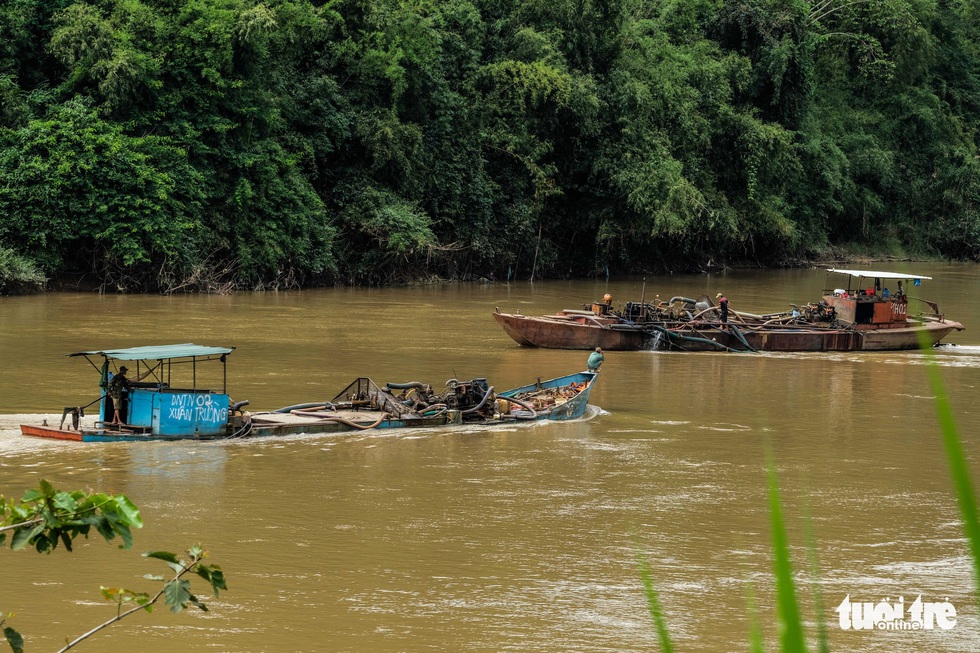 Cát tặc xâm hại Thánh địa Cát Tiên, vắt kiệt cát sông Đồng Nai - Ảnh 7. Cát tặc xâm hại Thánh địa Cát Tiên, vắt kiệt cát sông Đồng Nai - Ảnh 7.