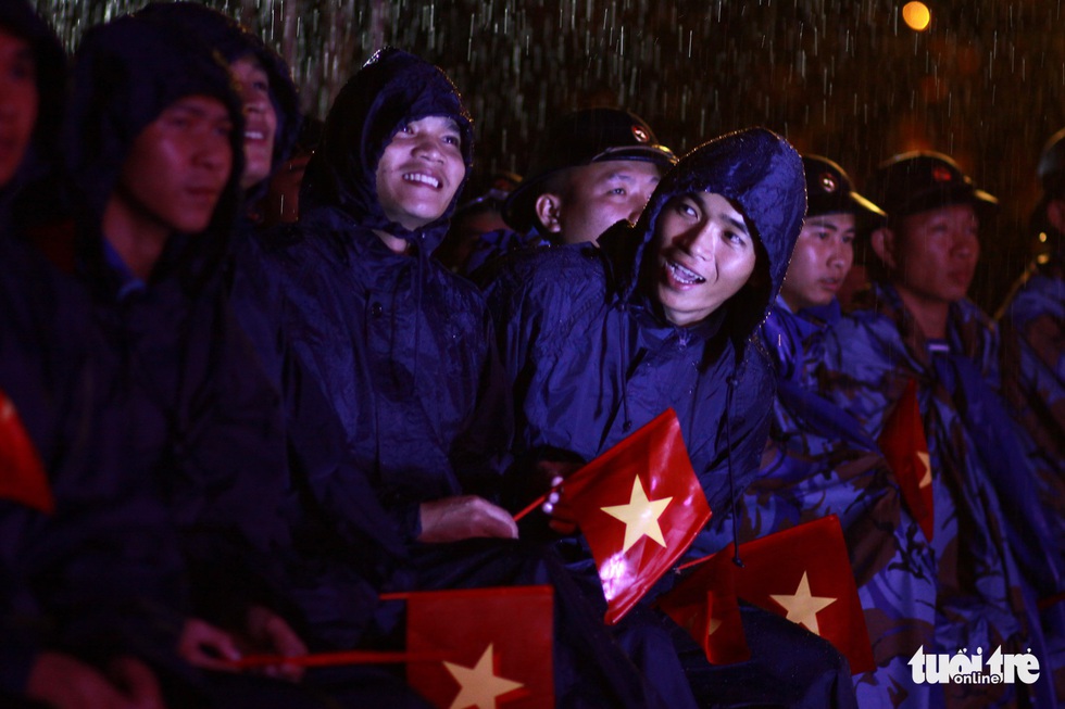 Chiến sĩ, nghệ sĩ Mùa xuân biển đảo cùng cháy trong mưa - Ảnh 7. Chiến sĩ, nghệ sĩ Mùa xuân biển đảo cùng cháy trong mưa - Ảnh 7.