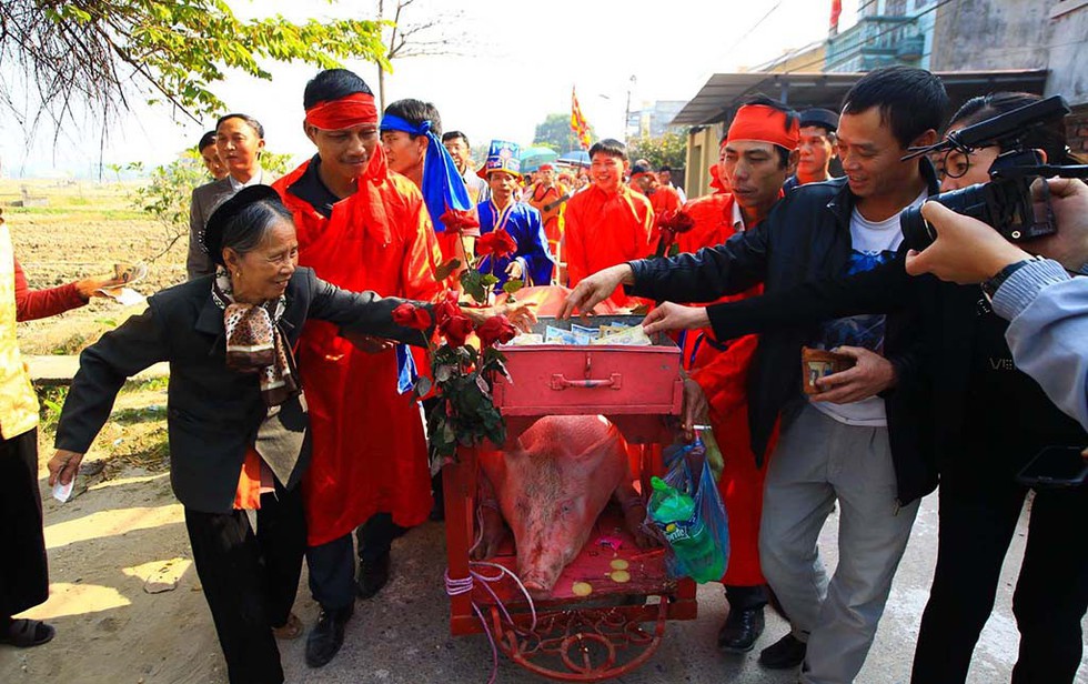 Mỗi năm 7.966 lễ hội, cứ đi là tả tơi, được không? - Ảnh 6. Mỗi năm 7.966 lễ hội, cứ đi là tả tơi, được không? - Ảnh 6.