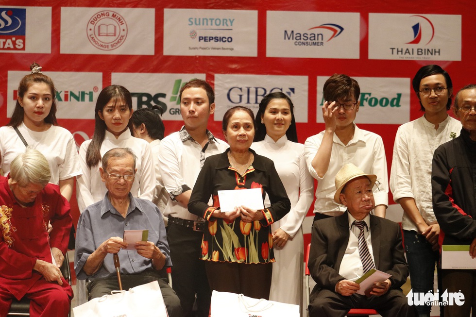 Bạch Tuyết, Kim Cương đón Tết với các nghệ sĩ, nhân viên hậu đài khó khăn - Ảnh 6. Bạch Tuyết, Kim Cương đón Tết với các nghệ sĩ, nhân viên hậu đài khó khăn - Ảnh 6.