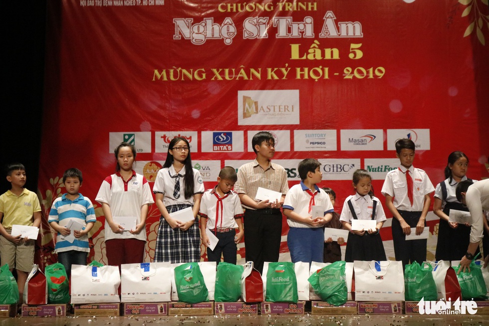 Bạch Tuyết, Kim Cương đón Tết với các nghệ sĩ, nhân viên hậu đài khó khăn - Ảnh 5. Bạch Tuyết, Kim Cương đón Tết với các nghệ sĩ, nhân viên hậu đài khó khăn - Ảnh 5.