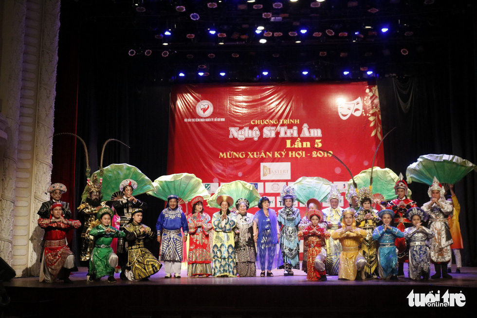 Bạch Tuyết, Kim Cương đón Tết với các nghệ sĩ, nhân viên hậu đài khó khăn - Ảnh 4. Bạch Tuyết, Kim Cương đón Tết với các nghệ sĩ, nhân viên hậu đài khó khăn - Ảnh 4.