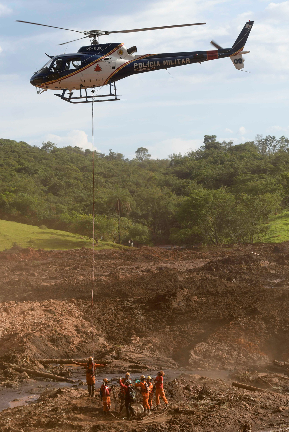 Vụ vỡ đập tại Brazil: Xác người bắt đầu nổi lên mặt bùn - Ảnh 8. Vụ vỡ đập tại Brazil: Xác người bắt đầu nổi lên mặt bùn - Ảnh 8.