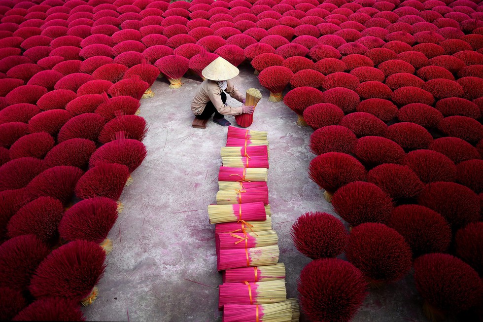 Làng nhang nhuộm màu hồng ở Việt Nam lên báo Tây - Ảnh 1. Làng nhang nhuộm màu hồng ở Việt Nam lên báo Tây - Ảnh 1.