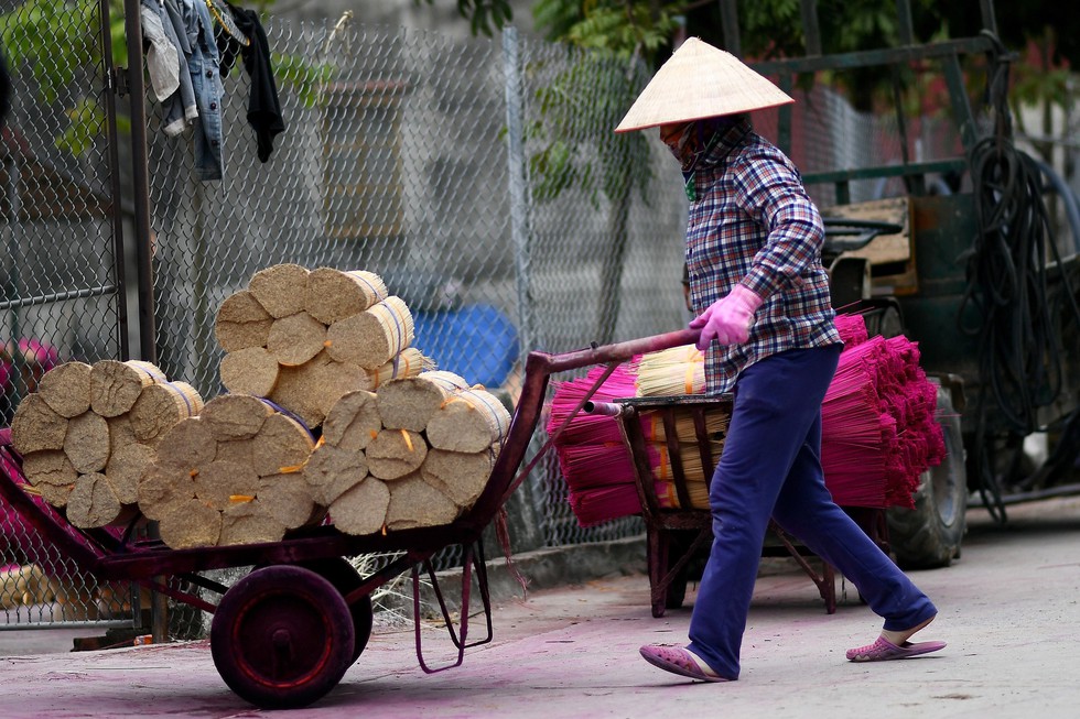 Làng nhang nhuộm màu hồng ở Việt Nam lên báo Tây - Ảnh 3. Làng nhang nhuộm màu hồng ở Việt Nam lên báo Tây - Ảnh 3.