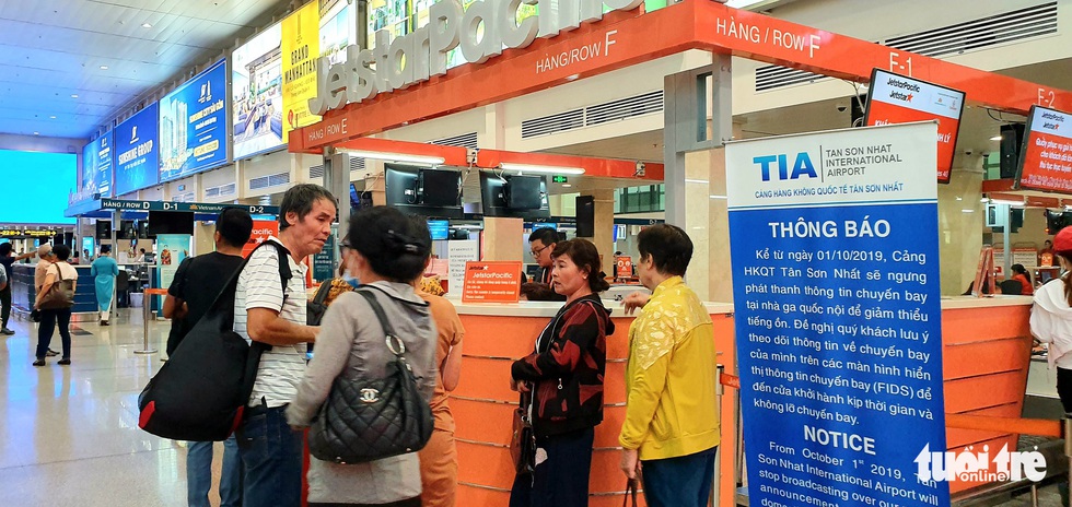 Tân Sơn Nhất tắt tiếng loa, hành khách làm gì để không lỡ chuyến? - Ảnh 1. Tân Sơn Nhất tắt tiếng loa, hành khách làm gì để không lỡ chuyến? - Ảnh 1.