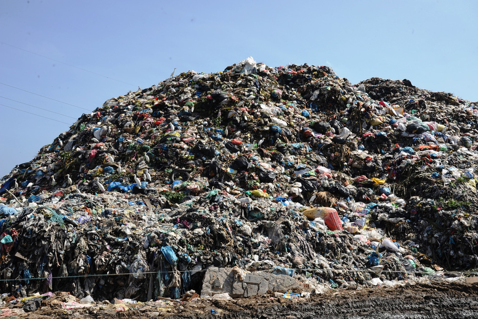 Bãi rác ở Hội An chất thành núi, hôi thúi khủng khiếp - Ảnh 4. Bãi rác ở Hội An chất thành núi, hôi thúi khủng khiếp - Ảnh 4.