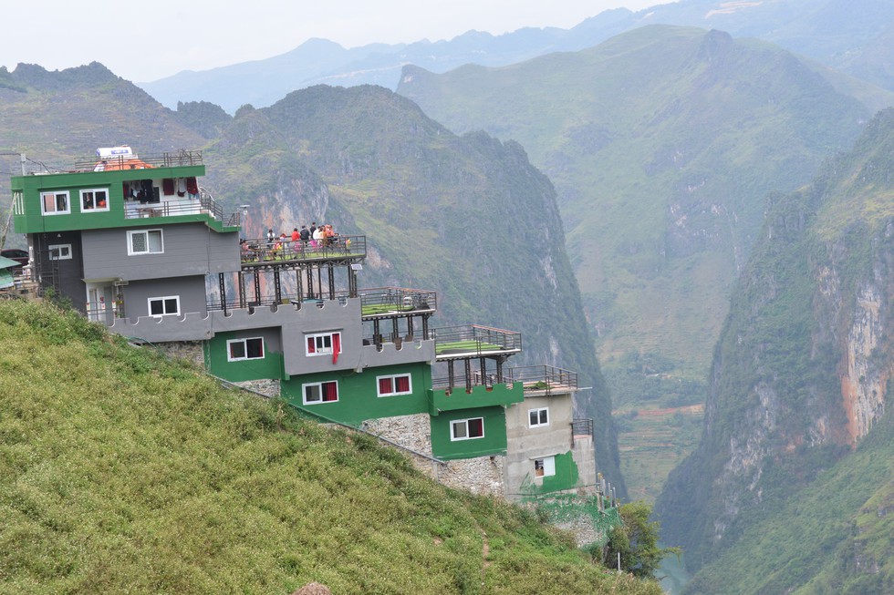 Mặc đề nghị dỡ bỏ, Mã Pì Lèng Panorama bất ngờ phủ sơn xanh lá - Ảnh 1. Mặc đề nghị dỡ bỏ, Mã Pì Lèng Panorama bất ngờ phủ sơn xanh lá - Ảnh 1.