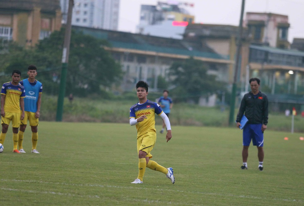 U22 Việt Nam và U22 UAE ngó nhau tập luyện do... chung sân - Ảnh 4. U22 Việt Nam và U22 UAE ngó nhau tập luyện do... chung sân - Ảnh 4.