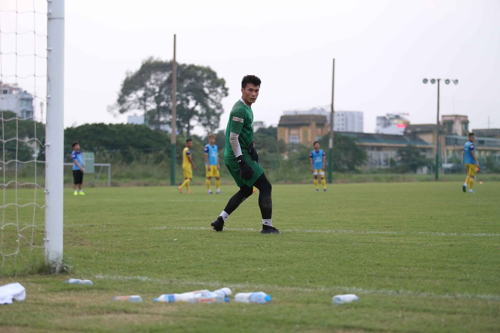 U22 Việt Nam và U22 UAE ngó nhau tập luyện do... chung sân - Ảnh 5. U22 Việt Nam và U22 UAE ngó nhau tập luyện do... chung sân - Ảnh 5.