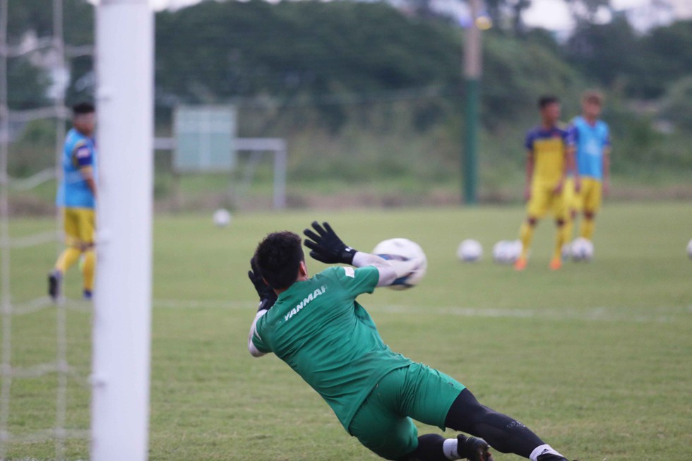 U22 Việt Nam và U22 UAE ngó nhau tập luyện do... chung sân - Ảnh 6. U22 Việt Nam và U22 UAE ngó nhau tập luyện do... chung sân - Ảnh 6.