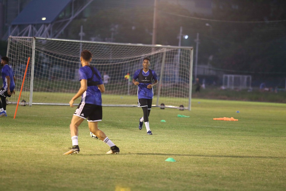 U22 Việt Nam và U22 UAE ngó nhau tập luyện do... chung sân - Ảnh 8. U22 Việt Nam và U22 UAE ngó nhau tập luyện do... chung sân - Ảnh 8.