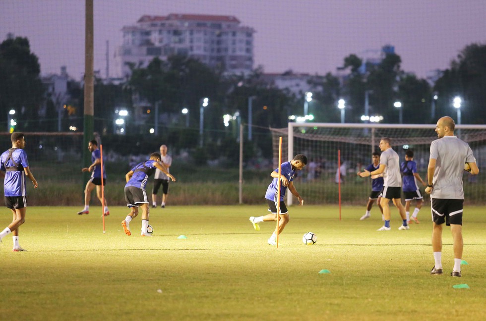 U22 Việt Nam và U22 UAE ngó nhau tập luyện do... chung sân - Ảnh 9. U22 Việt Nam và U22 UAE ngó nhau tập luyện do... chung sân - Ảnh 9.