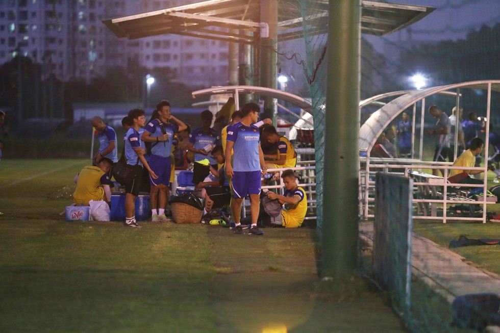 U22 Việt Nam và U22 UAE ngó nhau tập luyện do... chung sân - Ảnh 10. U22 Việt Nam và U22 UAE ngó nhau tập luyện do... chung sân - Ảnh 10.