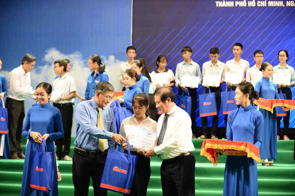 Tiếp sức hơn 19.600 sinh viên nghèo trên đường bay tri thức - Ảnh 8. Tiếp sức hơn 19.600 sinh viên nghèo trên đường bay tri thức - Ảnh 8.