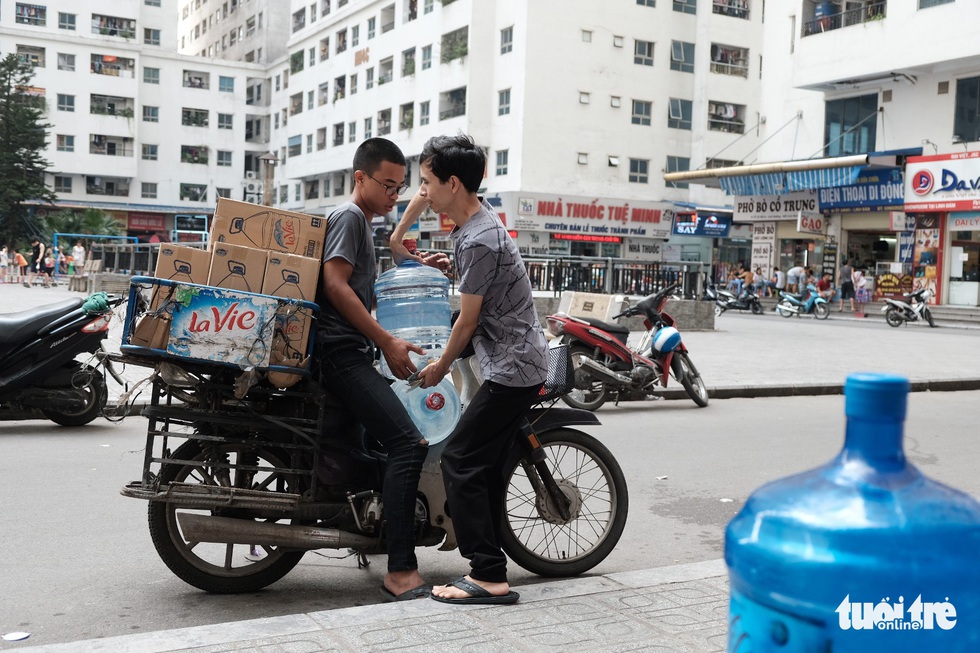 Dân Linh Đàm chật vật lo nước sạch sau 3 ngày nước máy vẫn khó ngửi - Ảnh 1. Dân Linh Đàm chật vật lo nước sạch sau 3 ngày nước máy vẫn khó ngửi - Ảnh 1.