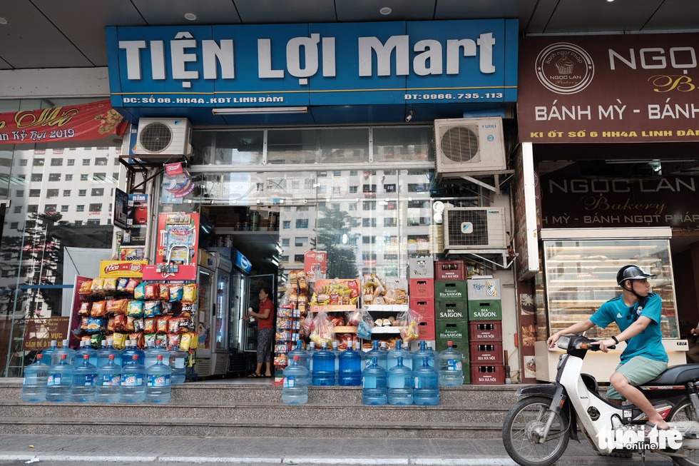 Dân Linh Đàm chật vật lo nước sạch sau 3 ngày nước máy vẫn khó ngửi - Ảnh 2. Dân Linh Đàm chật vật lo nước sạch sau 3 ngày nước máy vẫn khó ngửi - Ảnh 2.