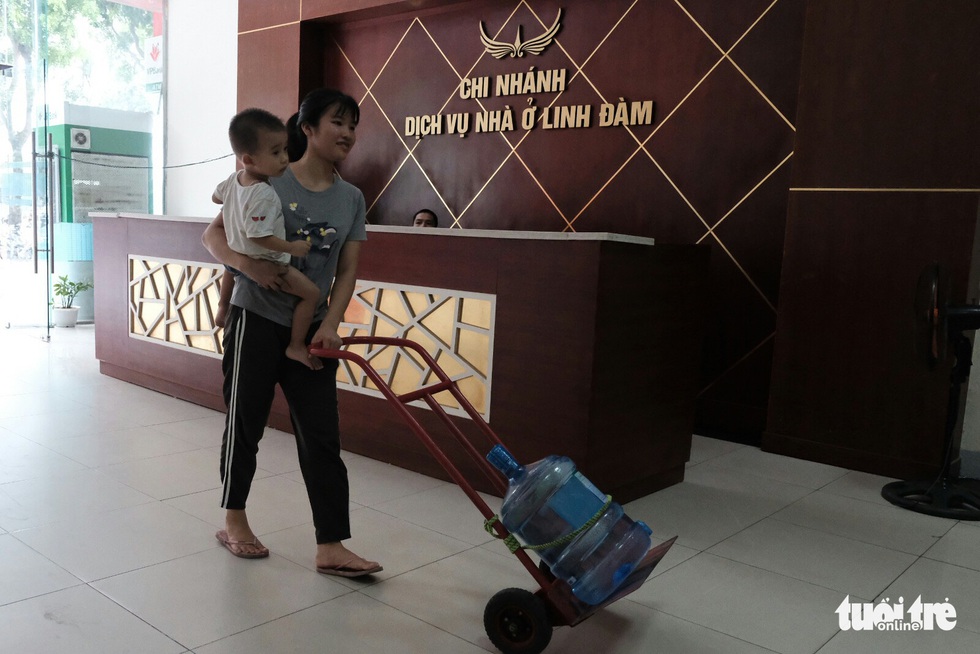 Dân Linh Đàm chật vật lo nước sạch sau 3 ngày nước máy vẫn khó ngửi - Ảnh 8. Dân Linh Đàm chật vật lo nước sạch sau 3 ngày nước máy vẫn khó ngửi - Ảnh 8.