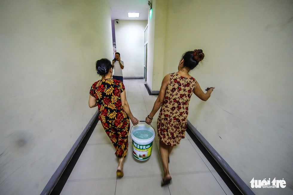 Người dân Hà Nội đội mưa hứng nước sạch - Ảnh 8. Người dân Hà Nội đội mưa hứng nước sạch - Ảnh 8.