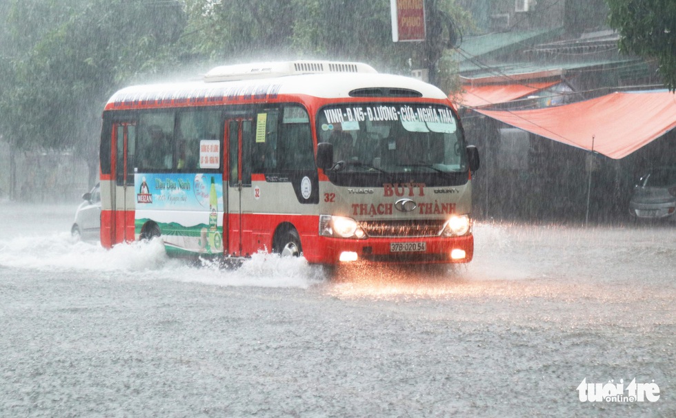 Mưa trắng trời, hàng chục ngàn học sinh Nghệ An - Hà Tĩnh nghỉ học - Ảnh 12. Mưa trắng trời, hàng chục ngàn học sinh Nghệ An - Hà Tĩnh nghỉ học - Ảnh 12.