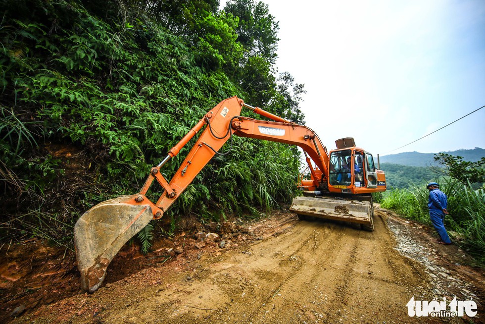 Nơi khởi nguồn sự cố nước sông Đà, mùi dầu thải vẫn xộc lên từ khe suối - Ảnh 5. Nơi khởi nguồn sự cố nước sông Đà, mùi dầu thải vẫn xộc lên từ khe suối - Ảnh 5.