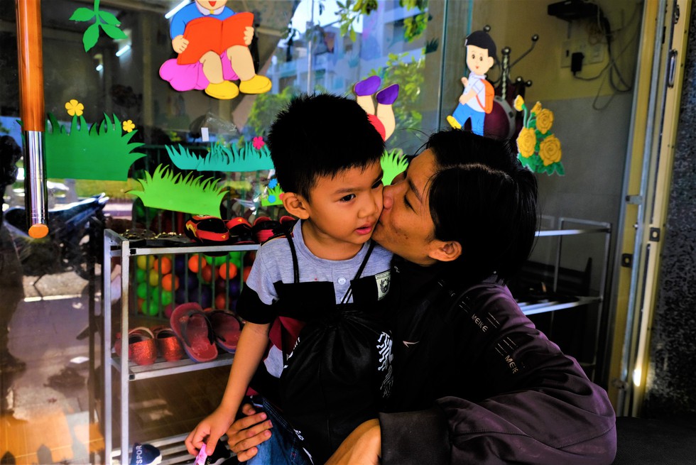 Cô gái treo mình lau kính trên các tòa nhà cao tầng như Người nhện - Ảnh 11. Cô gái treo mình lau kính trên các tòa nhà cao tầng như Người nhện - Ảnh 11.