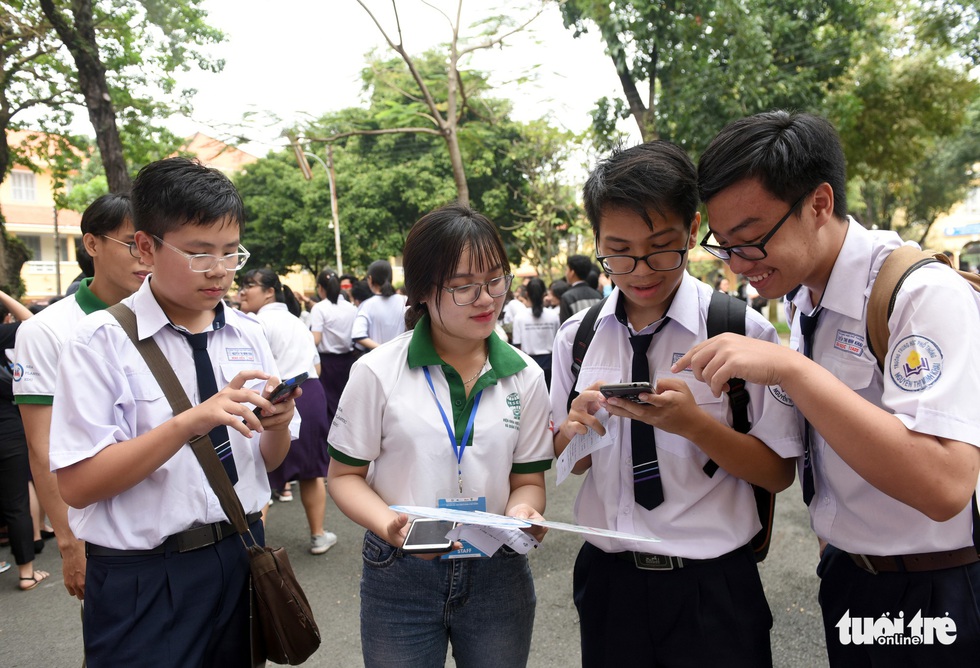 Học trò cấp 3 trổ tài phân loại rác, tìm tuổi cho rác - Ảnh 2. Học trò cấp 3 trổ tài phân loại rác, tìm tuổi cho rác - Ảnh 2.