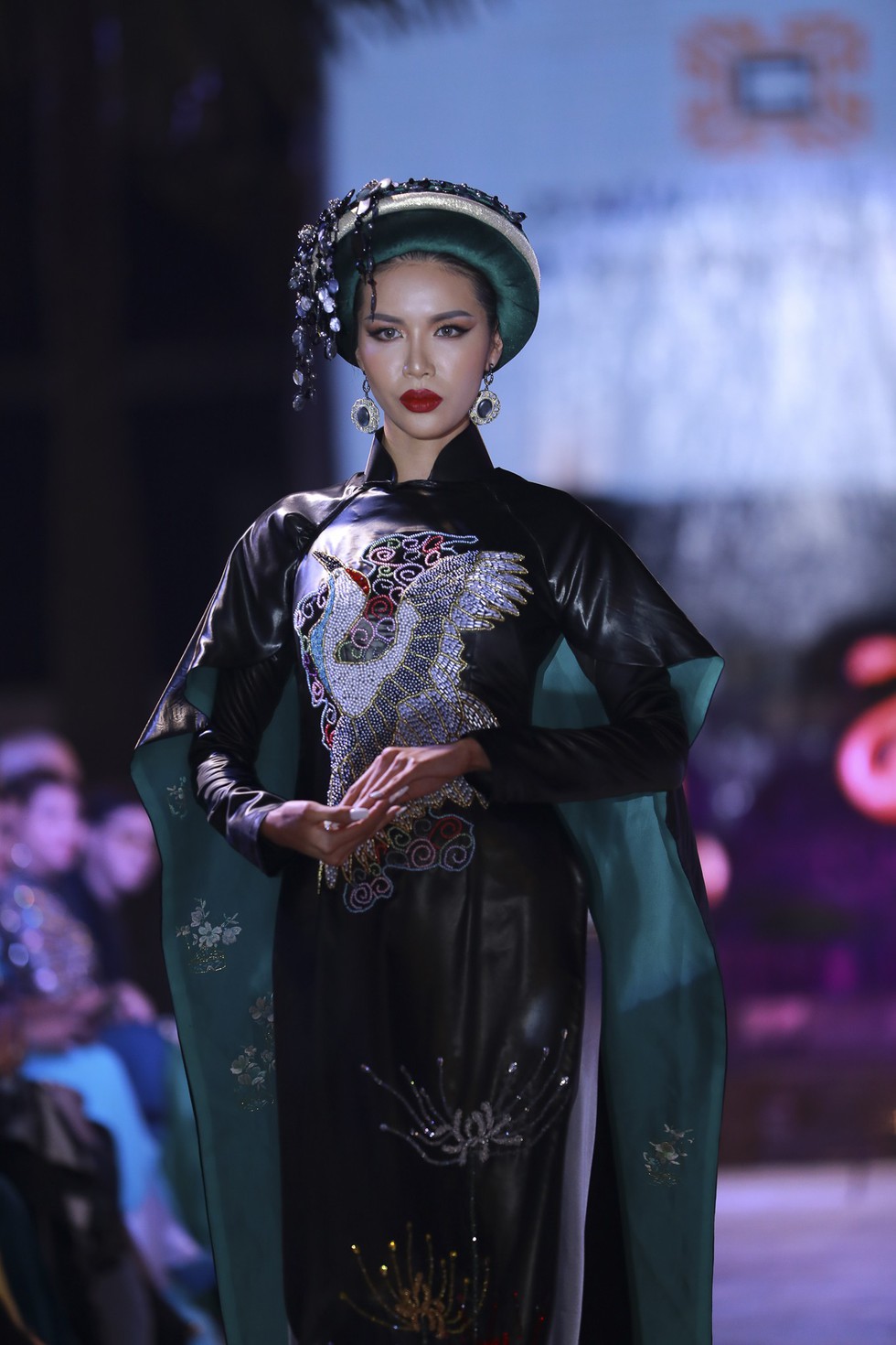 Cải lương chi bảo Bạch Tuyết trình diễn bộ sưu tập Lãnh Mỹ A báu vật nghìn năm - Ảnh 6. Cải lương chi bảo Bạch Tuyết trình diễn bộ sưu tập Lãnh Mỹ A báu vật nghìn năm - Ảnh 6.