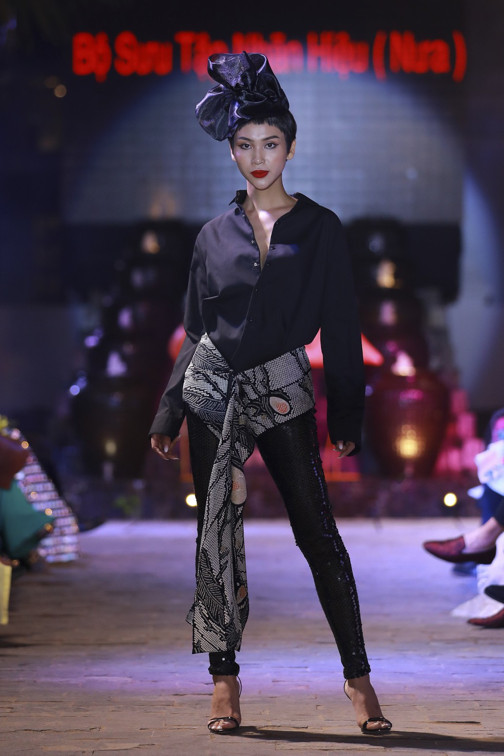 Cải lương chi bảo Bạch Tuyết trình diễn bộ sưu tập Lãnh Mỹ A báu vật nghìn năm - Ảnh 9. Cải lương chi bảo Bạch Tuyết trình diễn bộ sưu tập Lãnh Mỹ A báu vật nghìn năm - Ảnh 9.