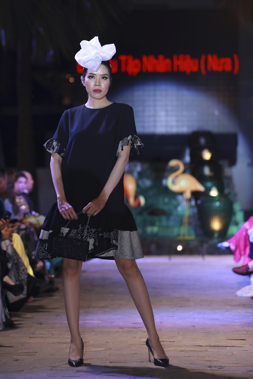 Cải lương chi bảo Bạch Tuyết trình diễn bộ sưu tập Lãnh Mỹ A báu vật nghìn năm - Ảnh 11. Cải lương chi bảo Bạch Tuyết trình diễn bộ sưu tập Lãnh Mỹ A báu vật nghìn năm - Ảnh 11.