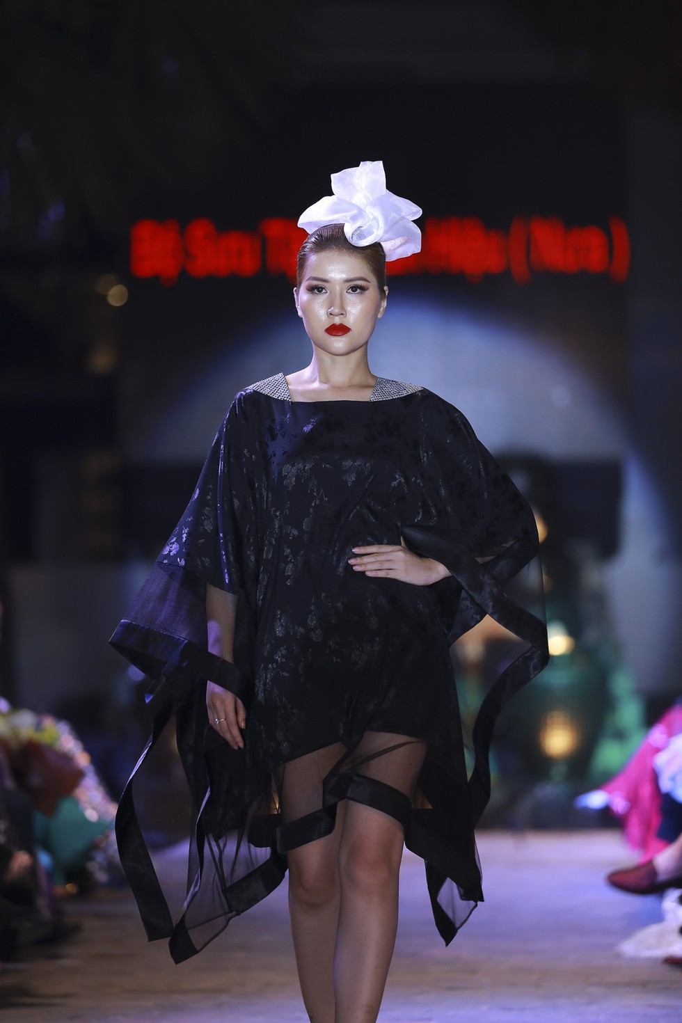 Cải lương chi bảo Bạch Tuyết trình diễn bộ sưu tập Lãnh Mỹ A báu vật nghìn năm - Ảnh 12. Cải lương chi bảo Bạch Tuyết trình diễn bộ sưu tập Lãnh Mỹ A báu vật nghìn năm - Ảnh 12.