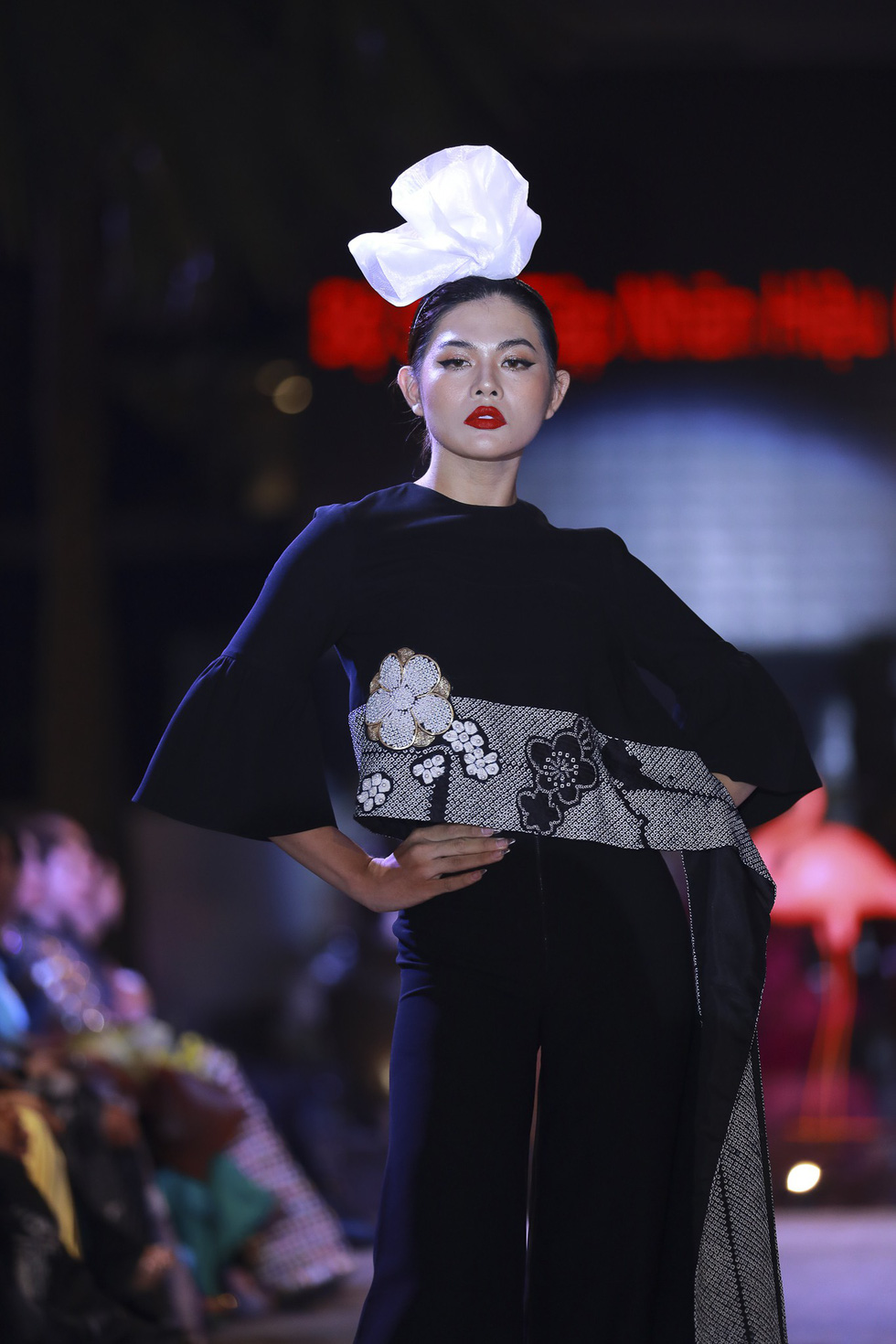 Cải lương chi bảo Bạch Tuyết trình diễn bộ sưu tập Lãnh Mỹ A báu vật nghìn năm - Ảnh 17. Cải lương chi bảo Bạch Tuyết trình diễn bộ sưu tập Lãnh Mỹ A báu vật nghìn năm - Ảnh 17.