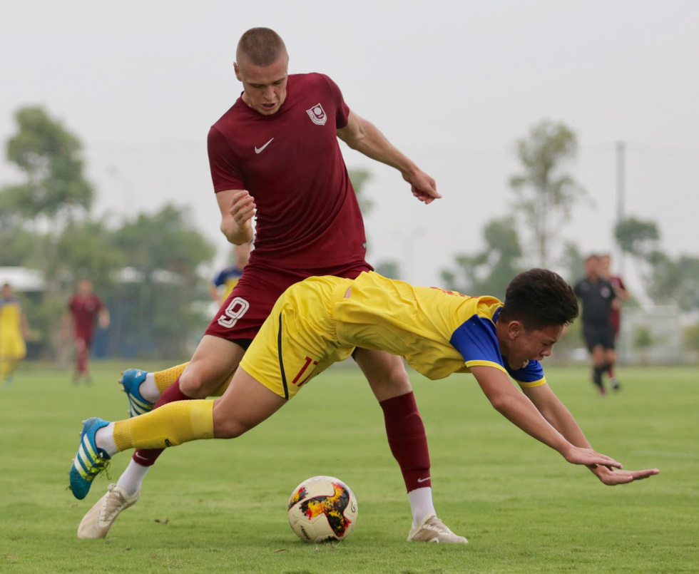 U19 Việt Nam xuất sắc đá bại U19 FK Sarajevo chiều 26-10 - Ảnh 11. U19 Việt Nam xuất sắc đá bại U19 FK Sarajevo chiều 26-10 - Ảnh 11.