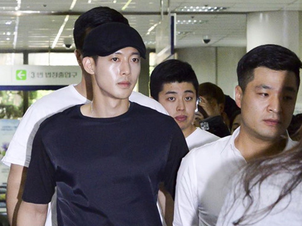 Showbiz Hàn Quốc và một thập kỷ những bê bối chấn động - Ảnh 8. Showbiz Hàn Quốc và một thập kỷ những bê bối chấn động - Ảnh 8.