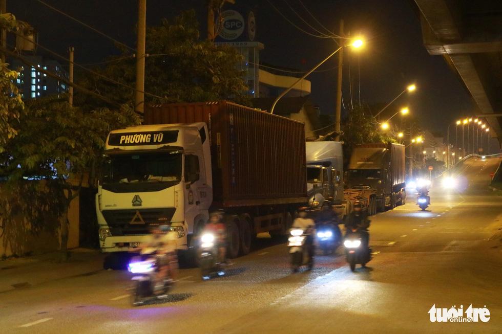 Xe tải vô tư dừng trên đường cấm, tài xế nói do buồn ngủ - Ảnh 10. Xe tải vô tư dừng trên đường cấm, tài xế nói do buồn ngủ - Ảnh 10.