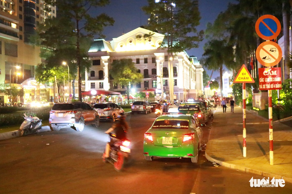 Xe tải vô tư dừng trên đường cấm, tài xế nói do buồn ngủ - Ảnh 11. Xe tải vô tư dừng trên đường cấm, tài xế nói do buồn ngủ - Ảnh 11.
