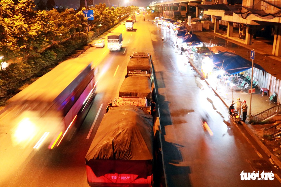 Xe tải vô tư dừng trên đường cấm, tài xế nói do buồn ngủ - Ảnh 1. Xe tải vô tư dừng trên đường cấm, tài xế nói do buồn ngủ - Ảnh 1.