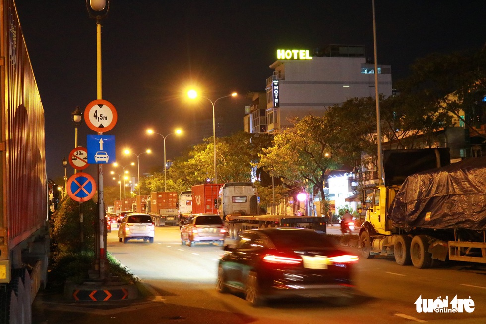 Xe tải vô tư dừng trên đường cấm, tài xế nói do buồn ngủ - Ảnh 4. Xe tải vô tư dừng trên đường cấm, tài xế nói do buồn ngủ - Ảnh 4.