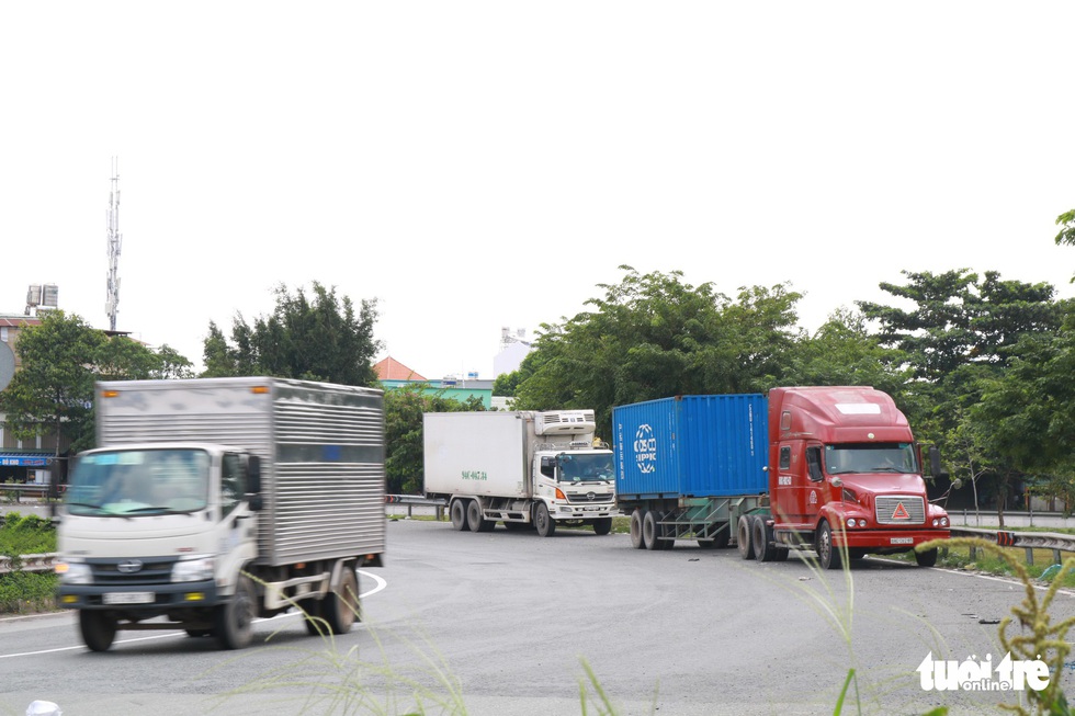 Xe tải vô tư dừng trên đường cấm, tài xế nói do buồn ngủ - Ảnh 5. Xe tải vô tư dừng trên đường cấm, tài xế nói do buồn ngủ - Ảnh 5.