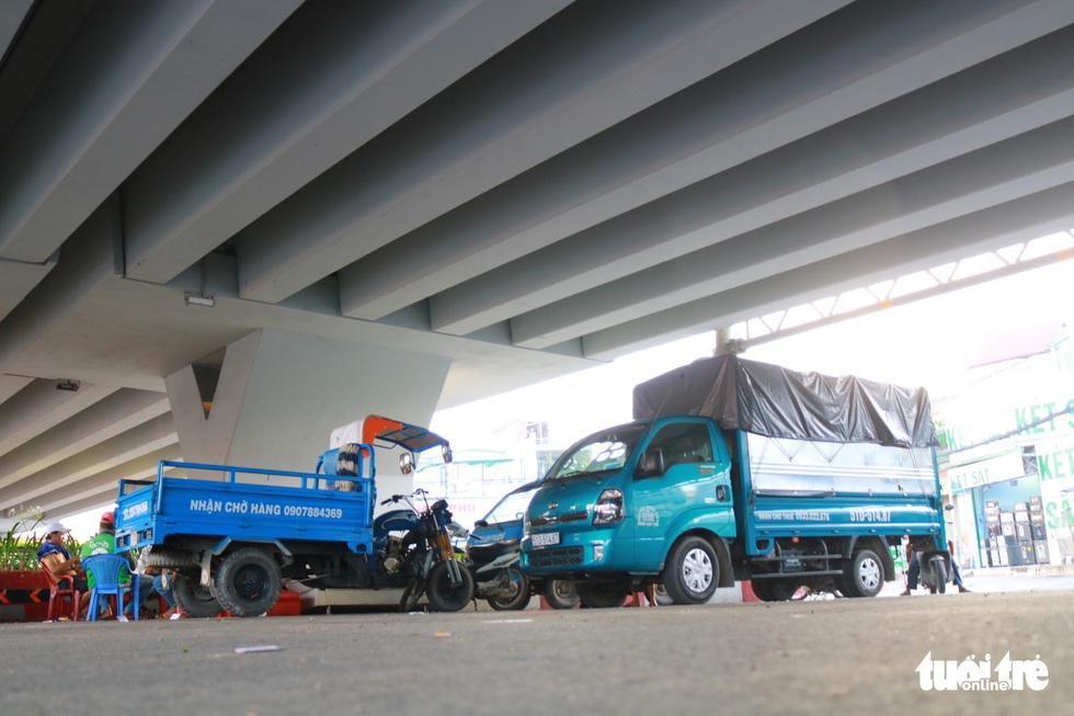 Xe tải vô tư dừng trên đường cấm, tài xế nói do buồn ngủ - Ảnh 6. Xe tải vô tư dừng trên đường cấm, tài xế nói do buồn ngủ - Ảnh 6.