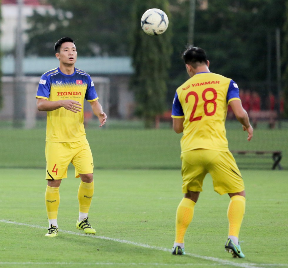 Chưa đủ quân số, tuyển Việt Nam vui vẻ tập đá ma - Ảnh 10. Chưa đủ quân số, tuyển Việt Nam vui vẻ tập đá ma - Ảnh 10.
