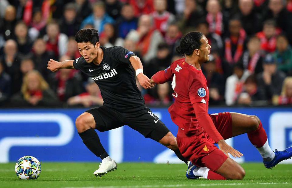 Khoảnh khắc ngôi sao châu Á lừa Van Dijk rồi ghi bàn tại Champions League - Ảnh 1. Khoảnh khắc ngôi sao châu Á lừa Van Dijk rồi ghi bàn tại Champions League - Ảnh 1.