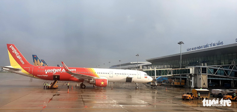 Hãng bay tiếp tục hủy và lùi giờ nhiều chuyến bay - Ảnh 1. Hãng bay tiếp tục hủy và lùi giờ nhiều chuyến bay - Ảnh 1.