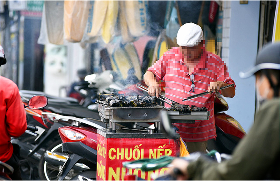 Ô nhiễm khói bụi từ quán nướng, xe cộ, công trình xây dựng... bủa vây TP.HCM - Ảnh 8. Ô nhiễm khói bụi từ quán nướng, xe cộ, công trình xây dựng... bủa vây TP.HCM - Ảnh 8.