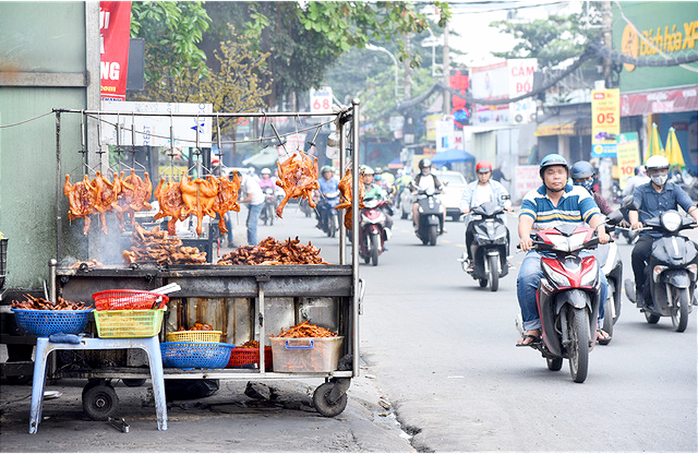 Ô nhiễm khói bụi từ quán nướng, xe cộ, công trình xây dựng... bủa vây TP.HCM - Ảnh 10. Ô nhiễm khói bụi từ quán nướng, xe cộ, công trình xây dựng... bủa vây TP.HCM - Ảnh 10.